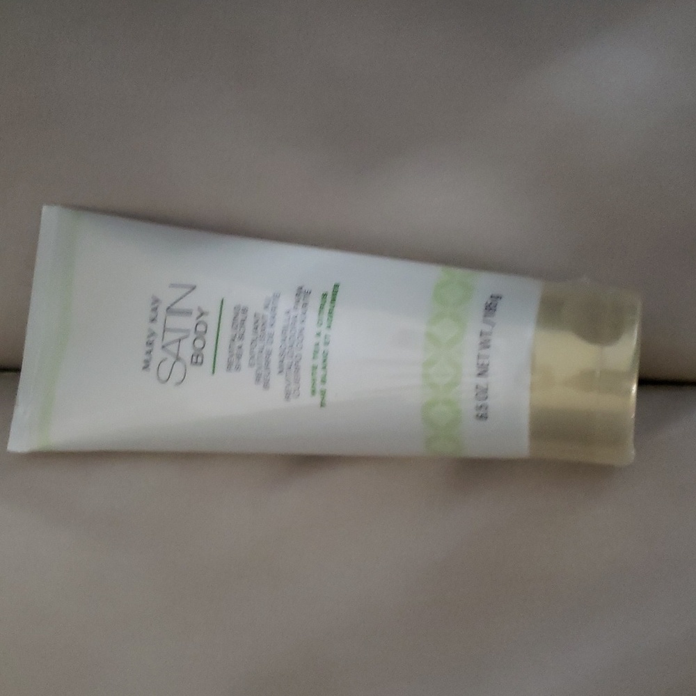 Mary Kay Satin body revitalizing shea scrub  white tea and citrus 6.5oz